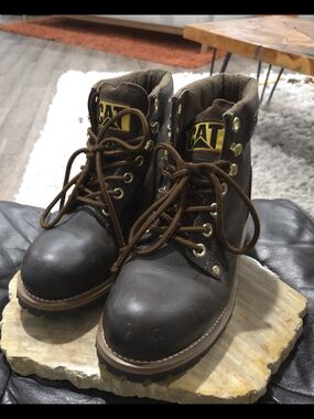 VINTAGE 90s CAT SecondCaterpillar Dark Brown Lace-Up Work Boots with Yellow Logo